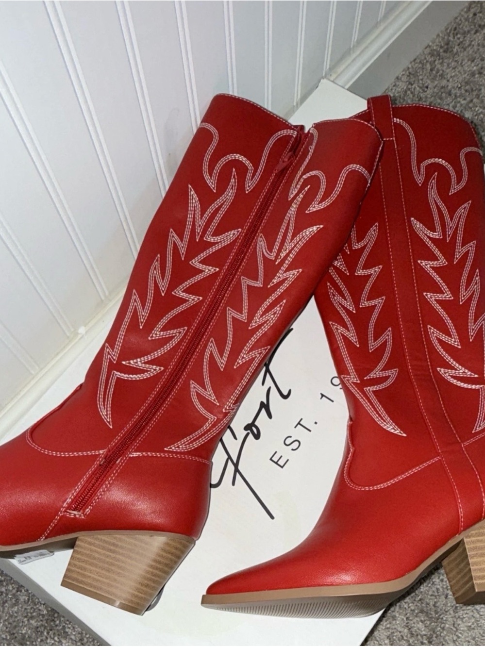 Red Western-Style Mid Heel Women's Boots - Classic Cowboy Design